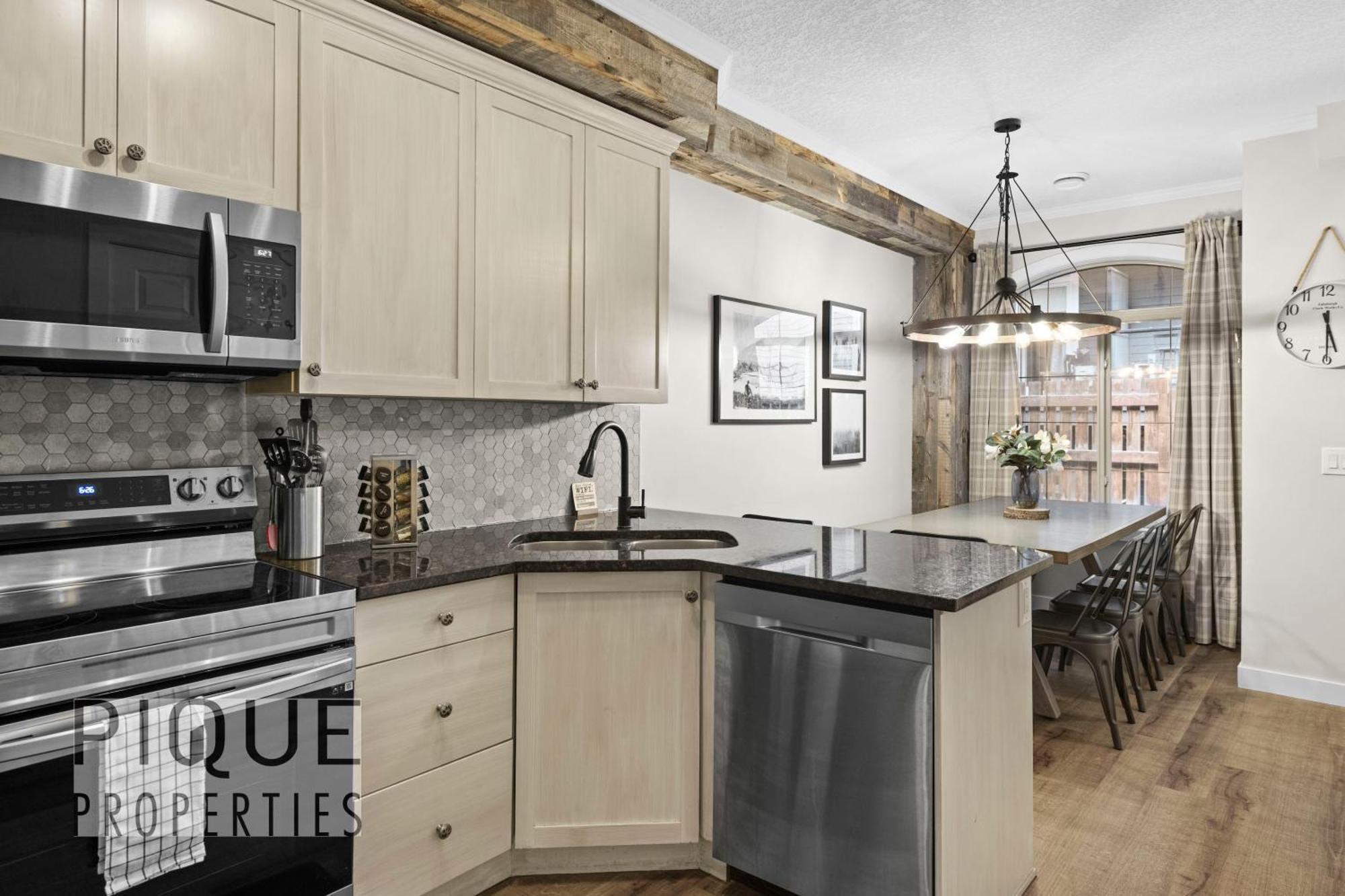 Mystic Mountain Chalet, Heated Outdoor Pool & Hot Tub, Free Parking, Fast Wifi! Canmore Kültér fotó