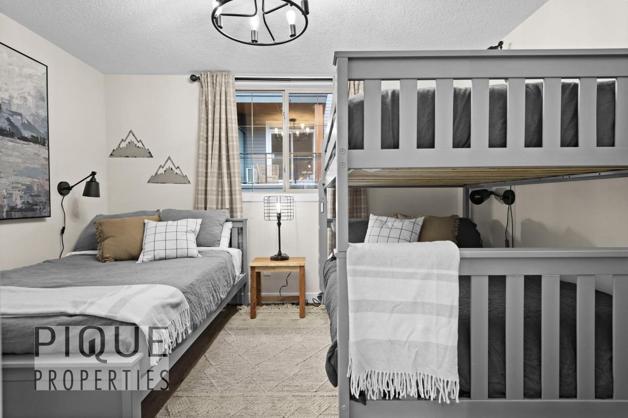 Mystic Mountain Chalet, Heated Outdoor Pool & Hot Tub, Free Parking, Fast Wifi! Canmore Kültér fotó