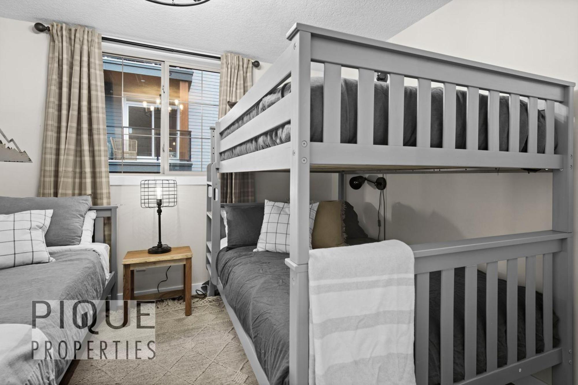 Mystic Mountain Chalet, Heated Outdoor Pool & Hot Tub, Free Parking, Fast Wifi! Canmore Kültér fotó