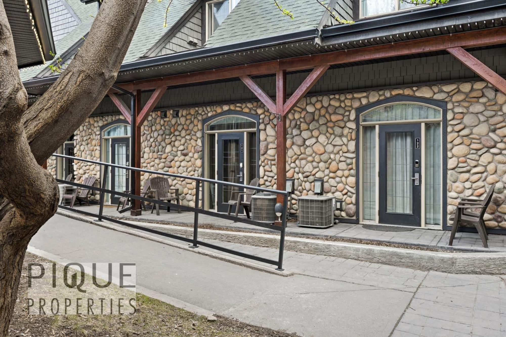 Mystic Mountain Chalet, Heated Outdoor Pool & Hot Tub, Free Parking, Fast Wifi! Canmore Kültér fotó