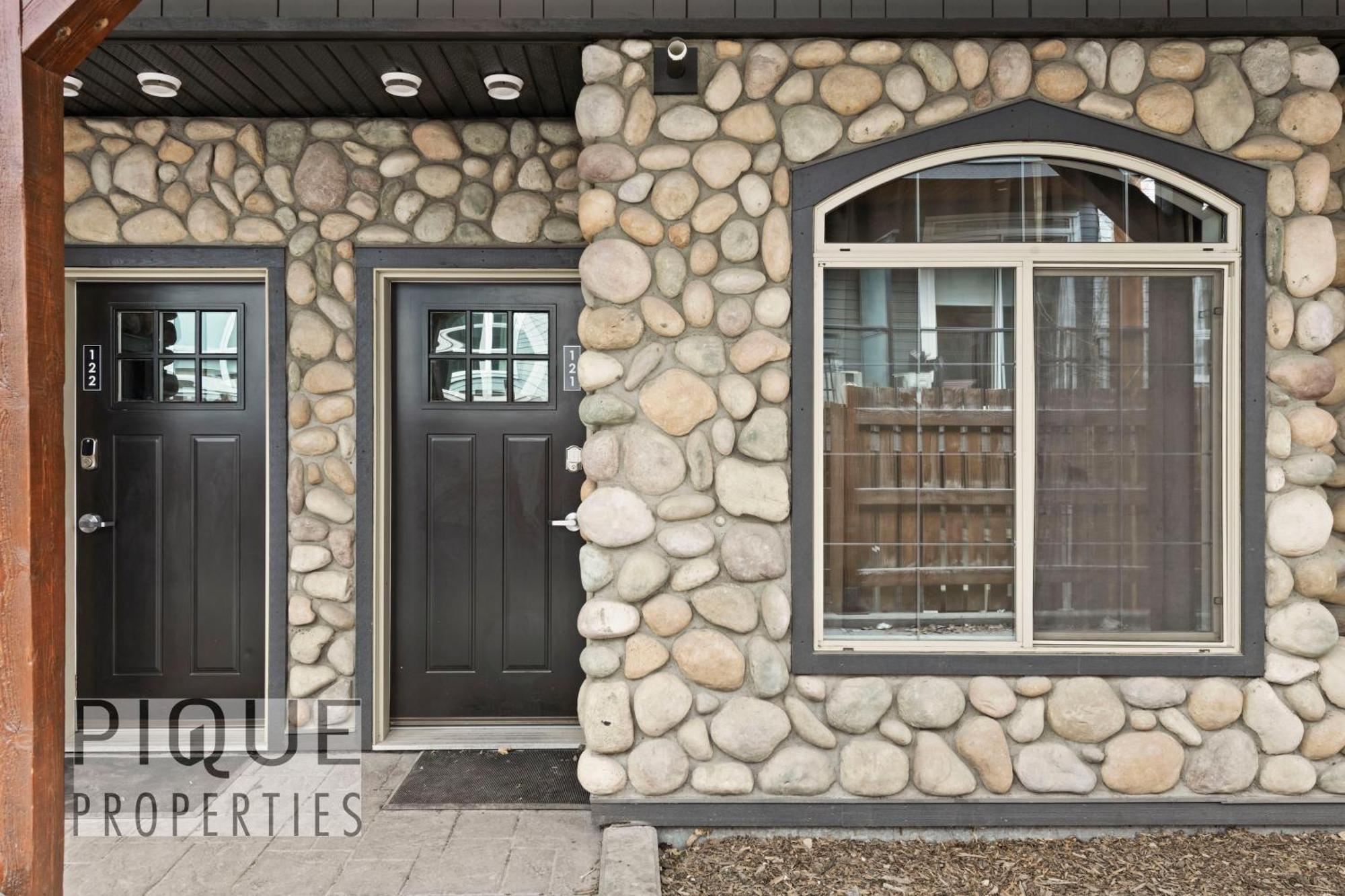 Mystic Mountain Chalet, Heated Outdoor Pool & Hot Tub, Free Parking, Fast Wifi! Canmore Kültér fotó